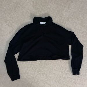 Black long sleeve cropped long sleeve tee!
